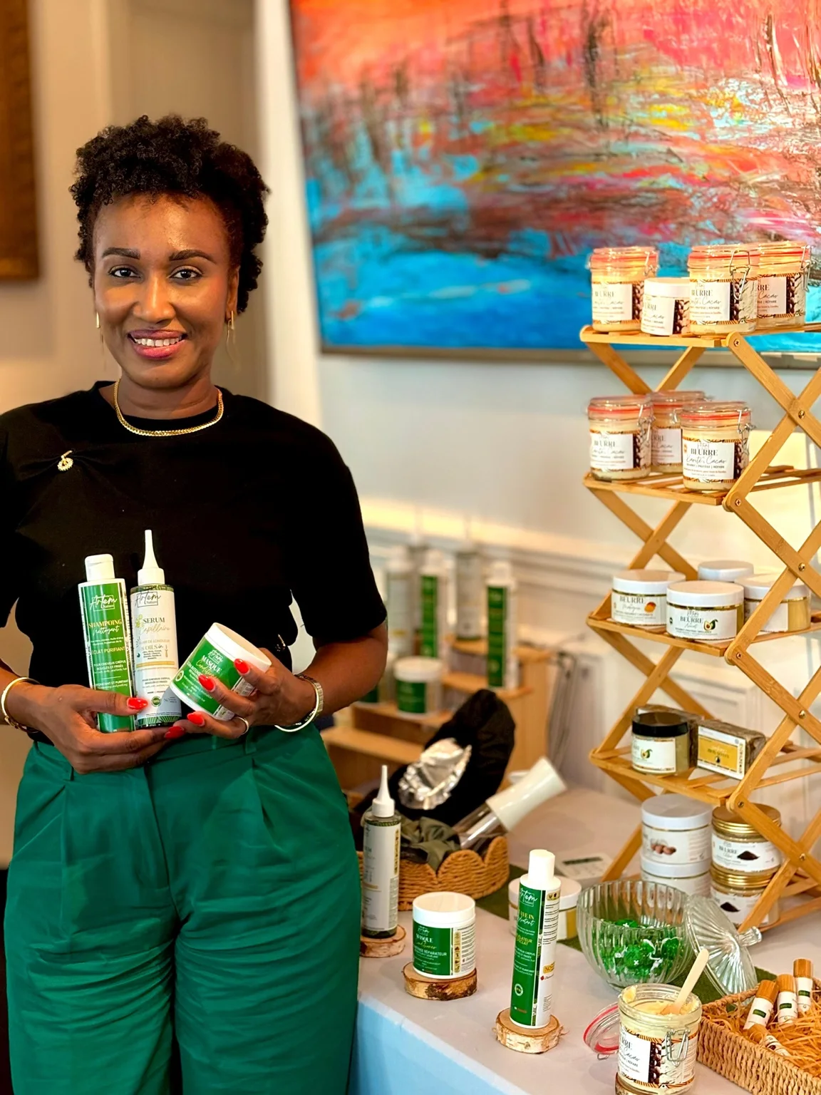 Bintou présentant ses produits au Sommet 2026
