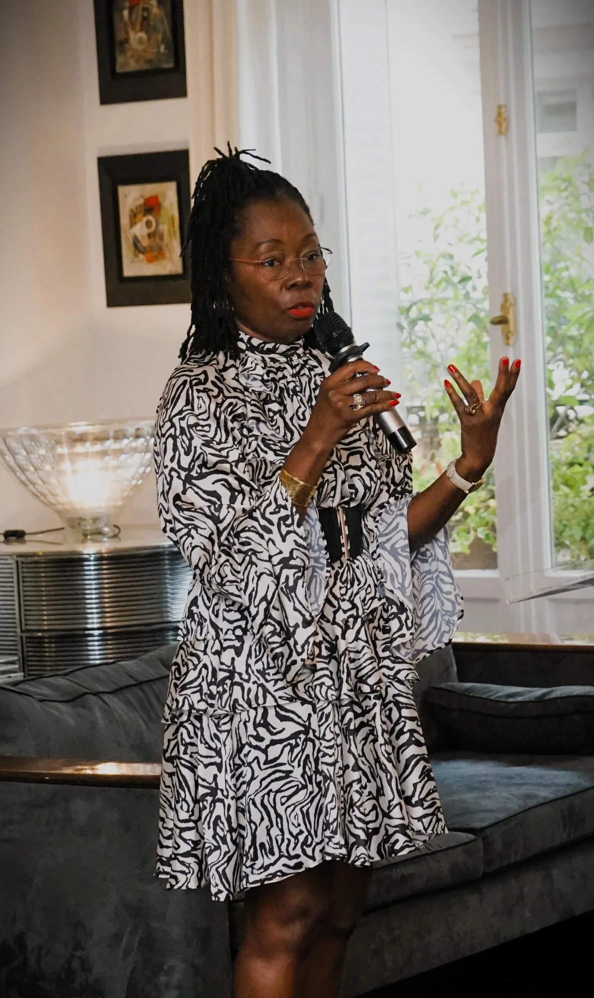 Yvonne TANGLY prenant la parole au Sommet 2026