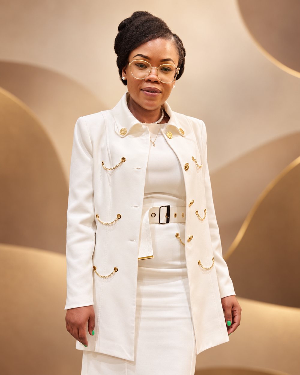 Baby Fran NIANGOUNA, en tailleur blanc