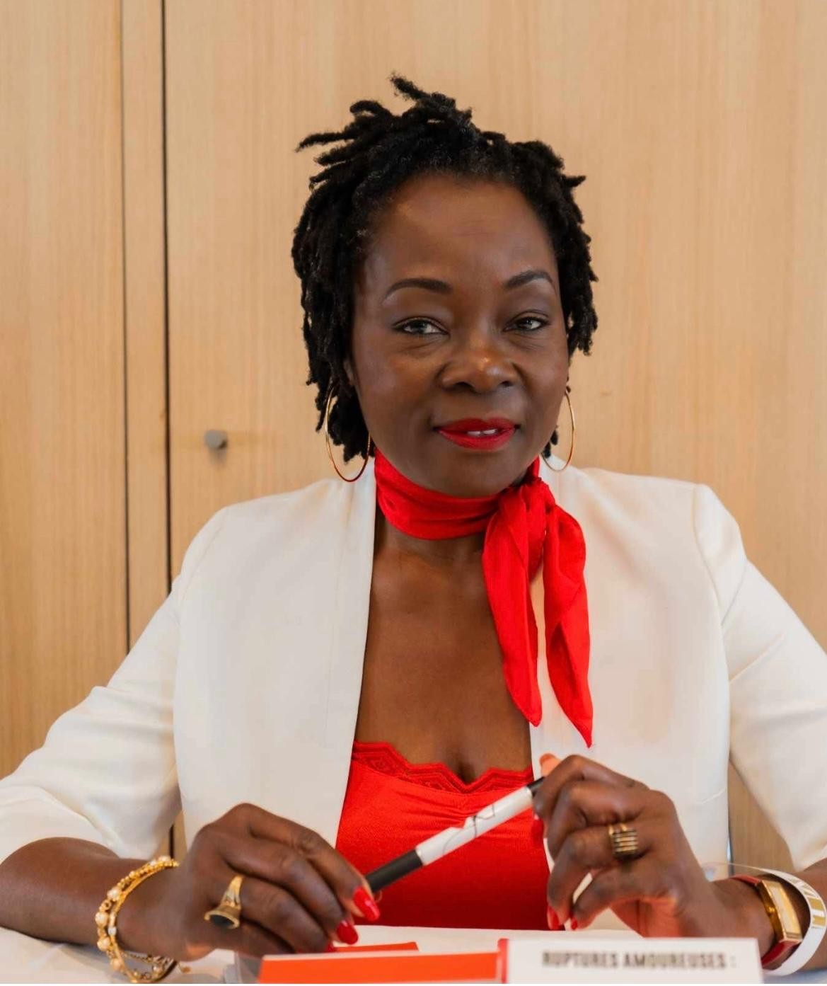 Yvonne Tangly avec son livre Ruptures amoureuses